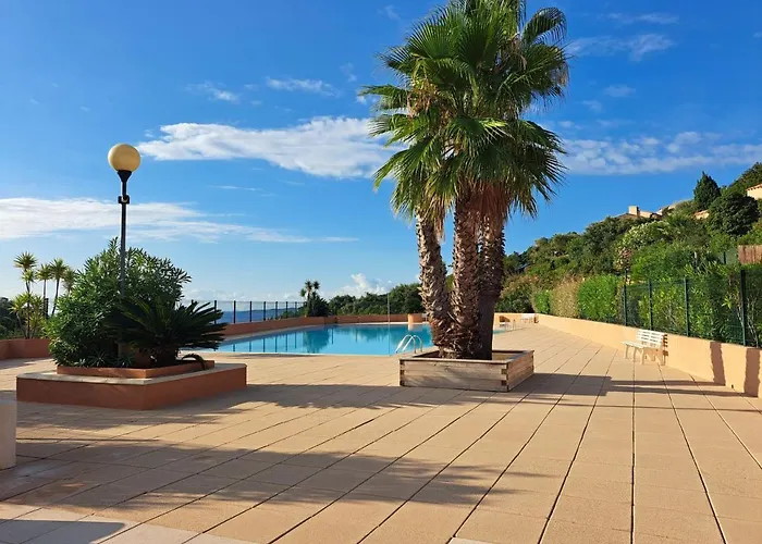 APPARTEMENT CLIMATISE AVEC TERRASSE ET APERCU MER - Golf de ST Tropez